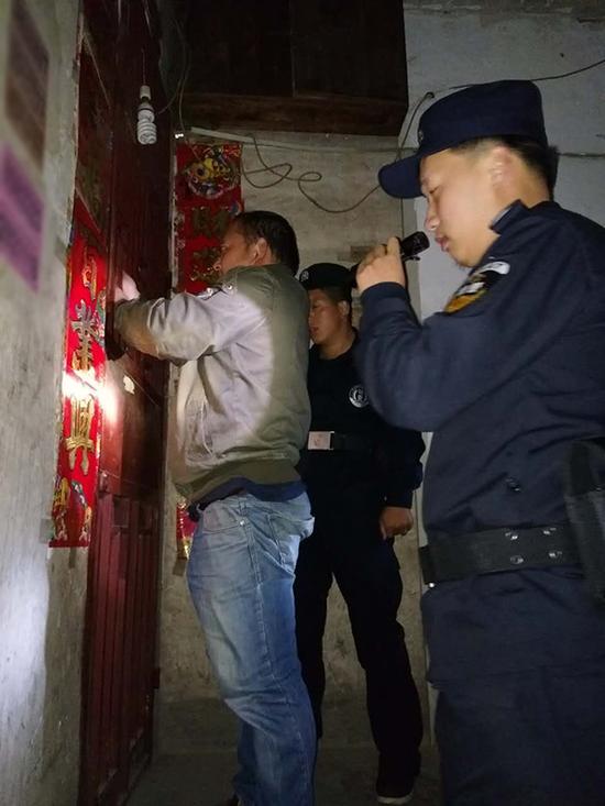 营口粗心妈妈误将幼女锁家中 